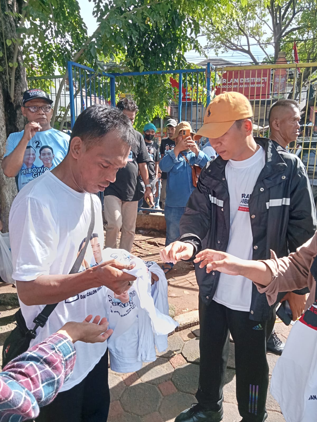 Kampanye Prabowo-Gibran di Alun Alun Kota Tangerang Bolone Mase Bagikan Kaos.