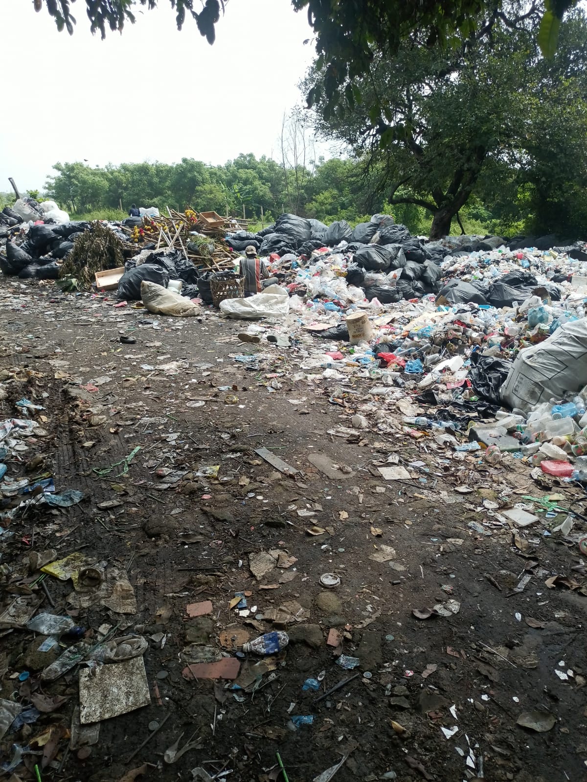 Lahan Kosong di Wilayah Panunggangan Timur Dijadikan TPA Sampah.