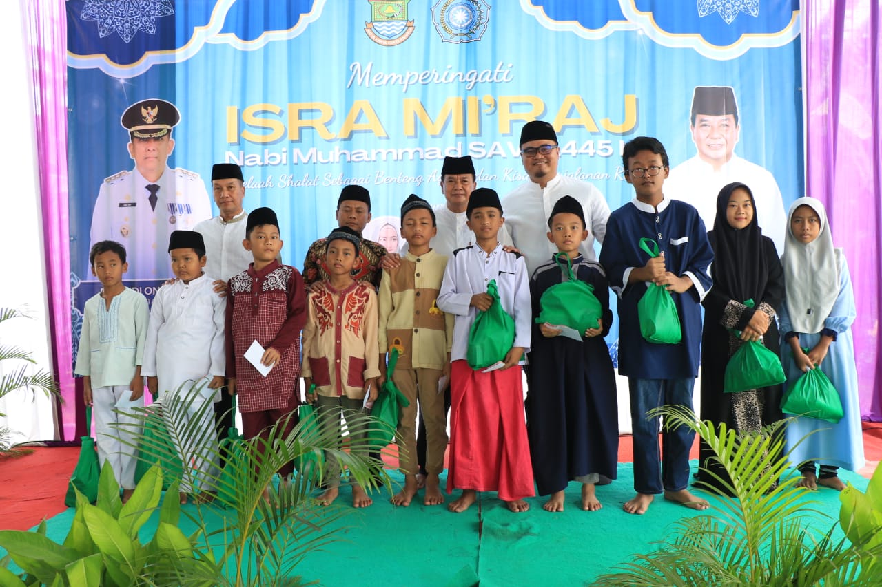 Sekda Berbagi Dengan Anak Yatim Di Kelurahan Medang