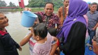 Tradisi Memasuki Bulan Ramadhan Keramas Bersama Di Sungai Cisadane.