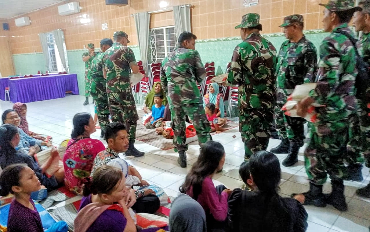 Danrem 081/DSJ Bantu Pengungsi Korban Banjir di Madiun.