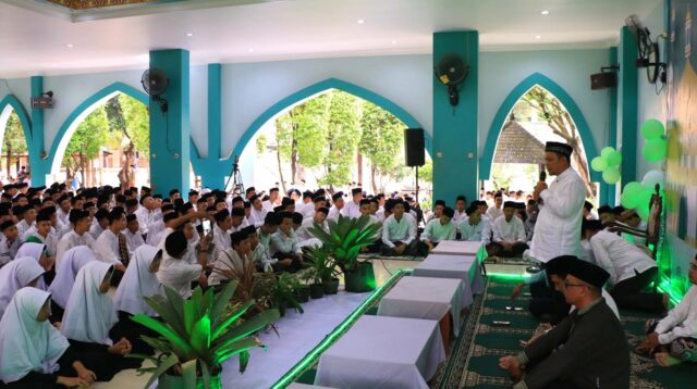 Pj Walikota Ngabuburit Bersama Santri Pesantren Modern An-Nuqthah.