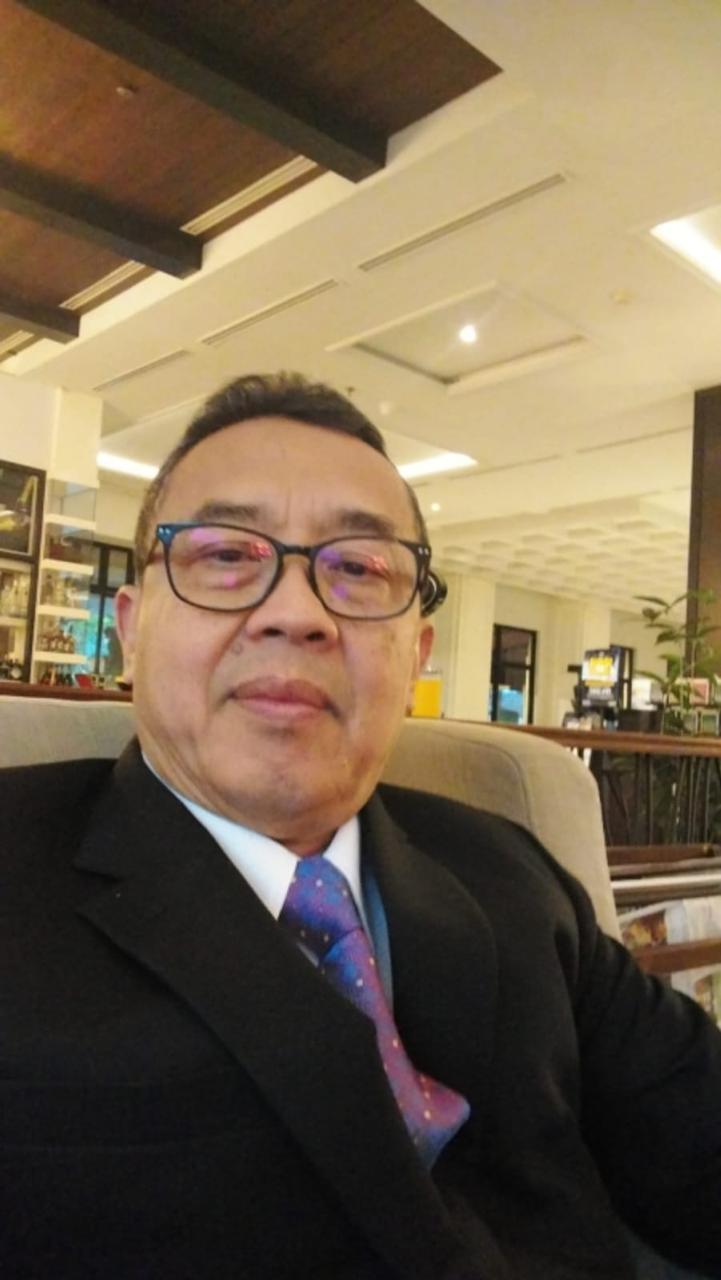 Dr HM Harry Mulya Zein Pimpin Diskusi Forum Senja.