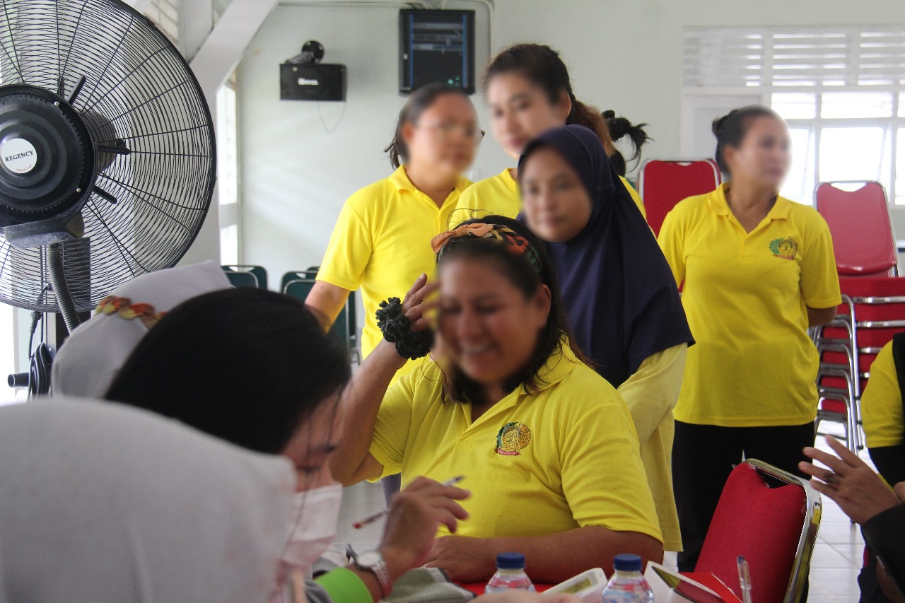 Diskusi Sehat Melalui Pemeriksaan Kesehatan dan Pengobatan Massal.