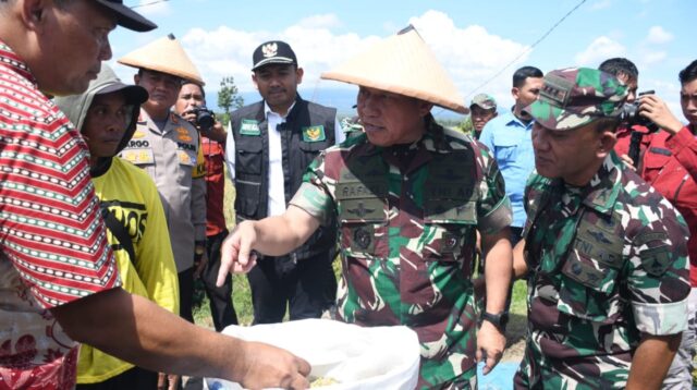 Di Balik Senyum Lebar Petani Padi di Desa Sekarputih.