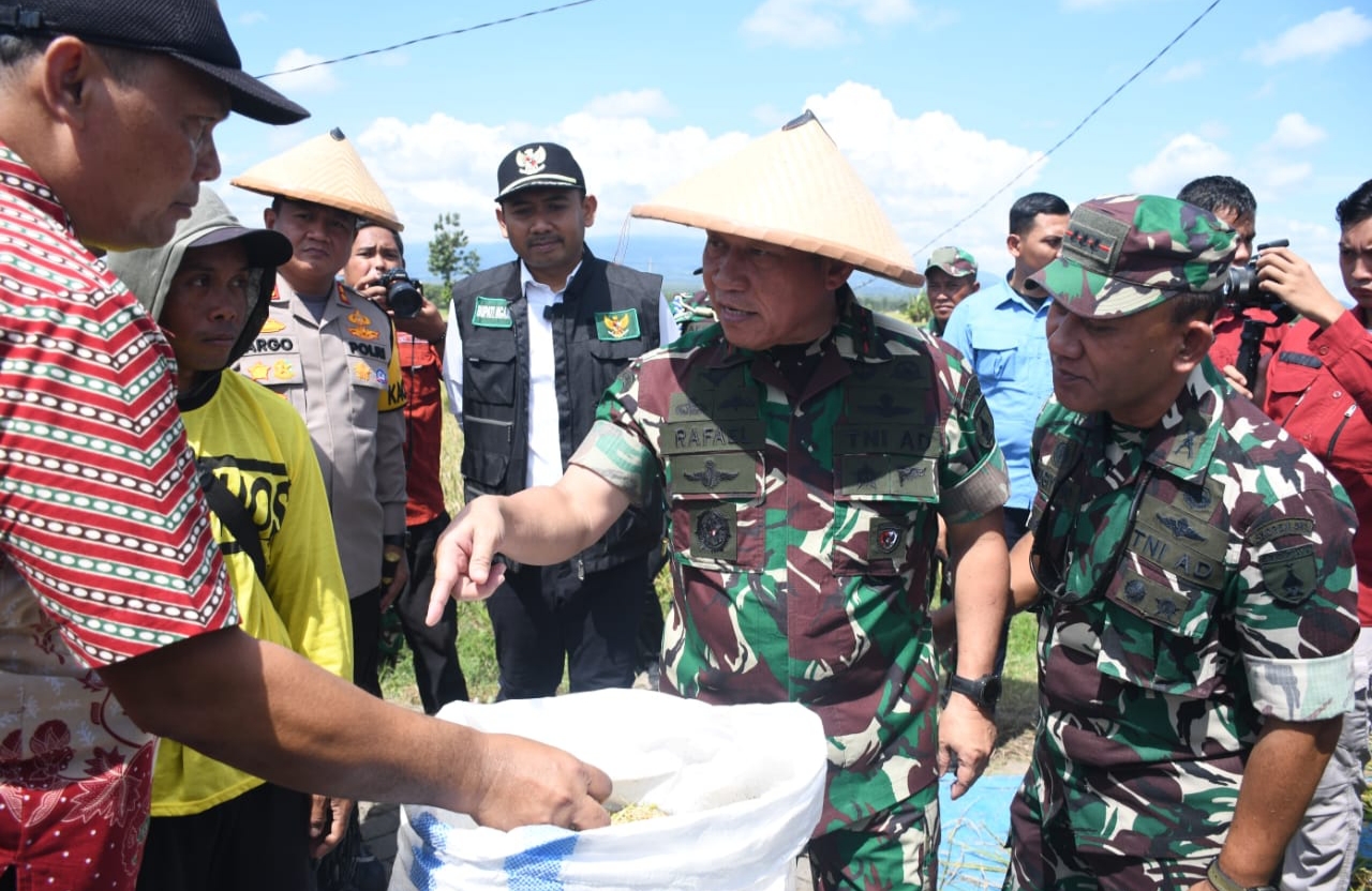 Di Balik Senyum Lebar Petani Padi di Desa Sekarputih.