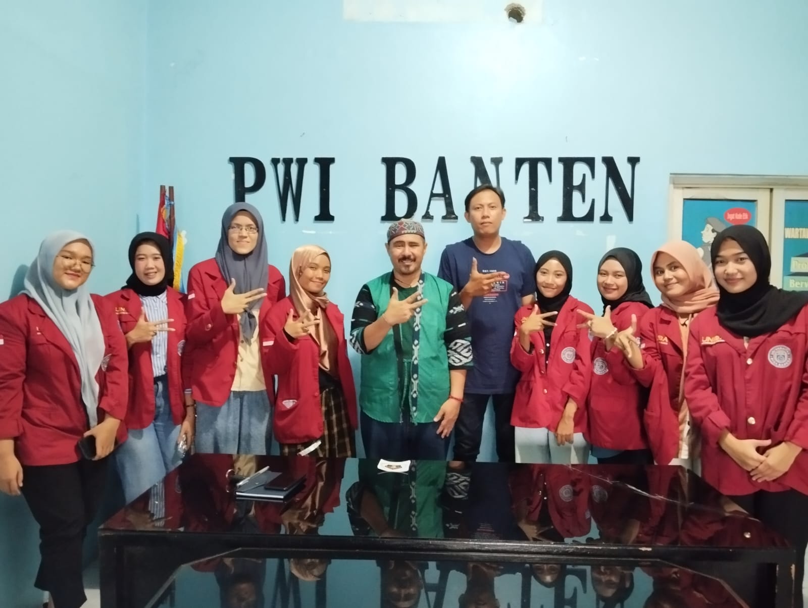 Mahasiswi Universitas Bina Bangsa Kunjungi PWI Banten.