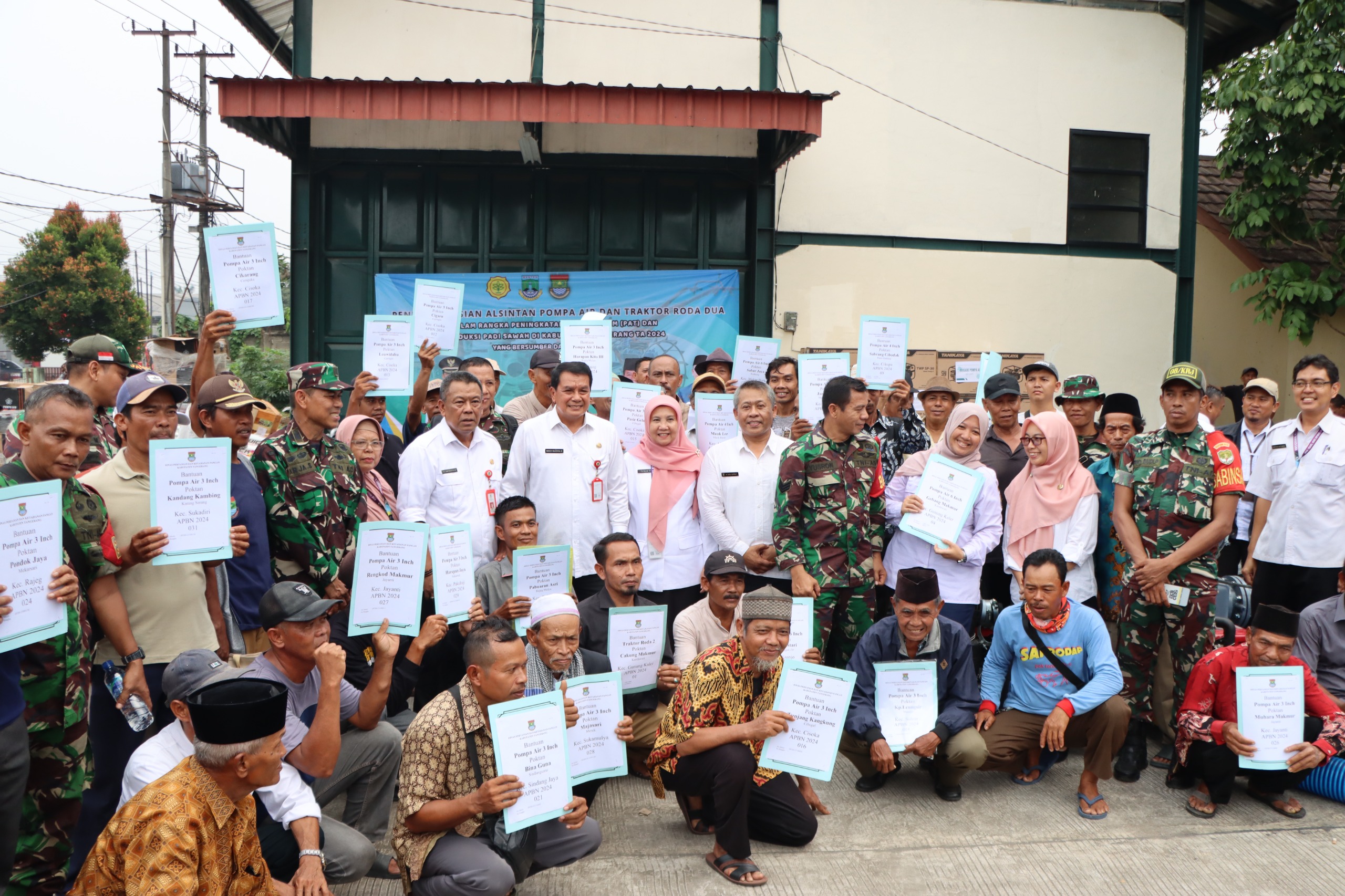 Pemkab Tangerang Distribusikan Pompa Air dan Traktor bagi Petani