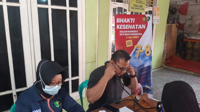 Rangkaian Hari Bhayangkara ke-78, Polisi Beri Pengobatan Gratis dan Sebar Paket Sembako di Pinang.