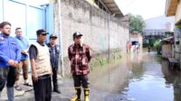 Pj Wali Kota Tangerang Tinjau Banjir Akibat Luapan Kali Angke.