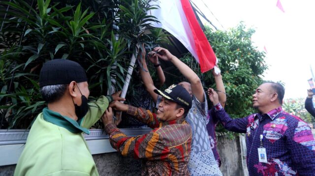 Pj Walikota Tangerang Membagikan 1000 Bendera di Kecamatan Ciledug.