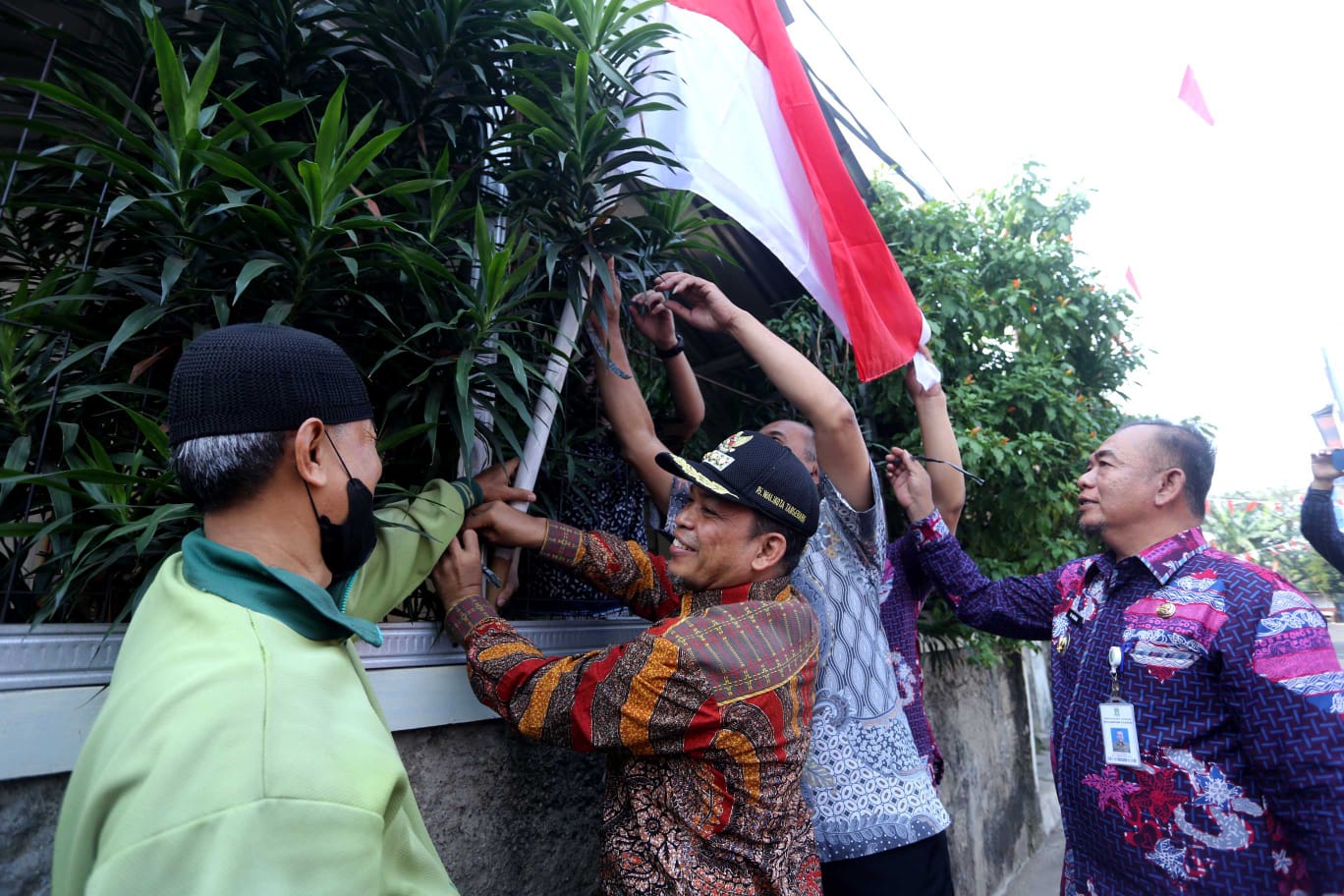 Pj Walikota Tangerang Membagikan 1000 Bendera di Kecamatan Ciledug.