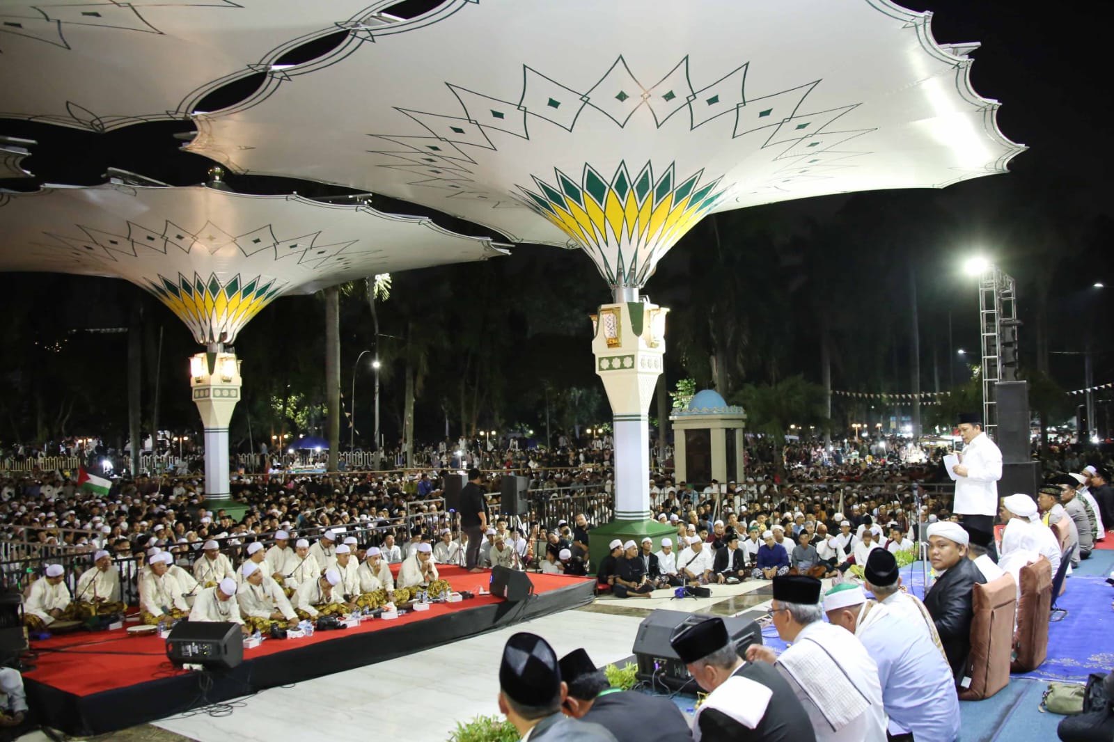 Puluhan Ribu Umat Islam Padati Kawasan Masjid Raya Al - Azhom Kota Tangerang.