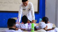 Camat Larangan Memantau Proses Pelaksanaan MBG Kesekolah.