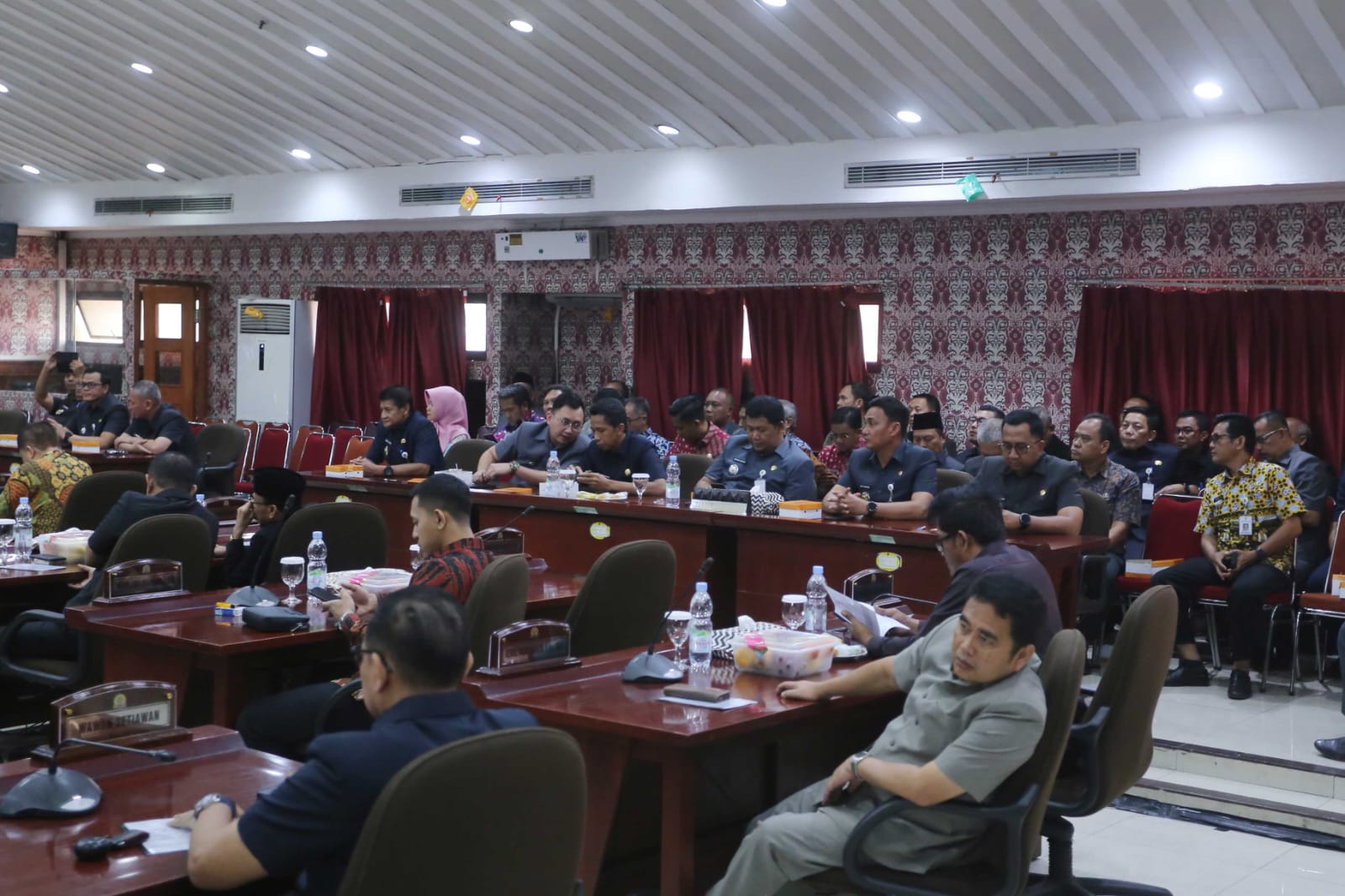 Pj Walikota Tangerang Sampaikan Raperda APBD 2025 Dalam Rapat Paripurna DPRD.