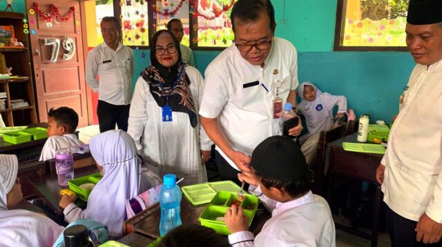 Ketua Korwil Dinas Pendidikan Kecamatan Ciledug Monitor Pelaksanaan MBG.