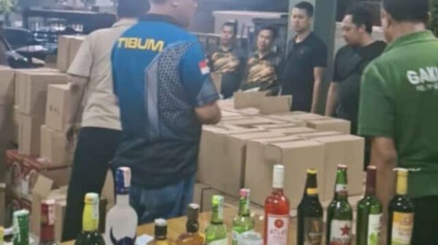 Satpol-PP Kota Tangerang Bongkar Gudang Miras di Karawaci.