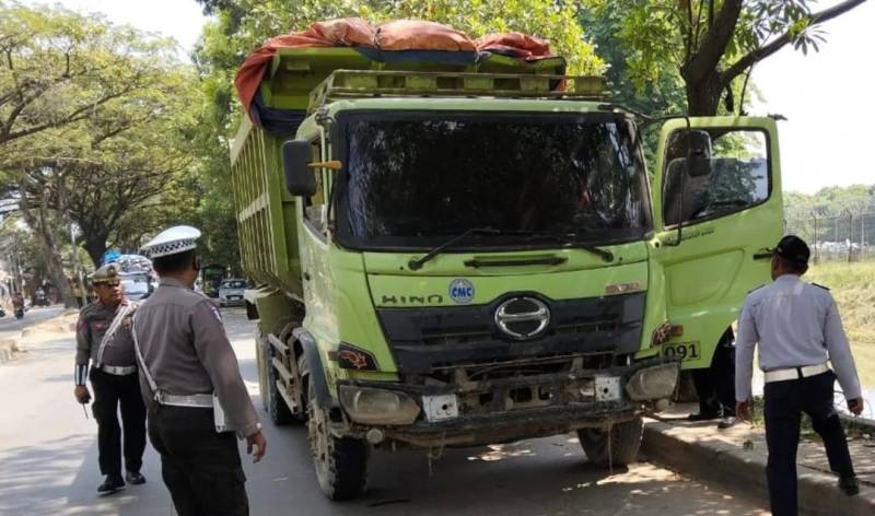 Dishub Kota Tangerang Tertibkan Jam Operasional Truk Tanah.