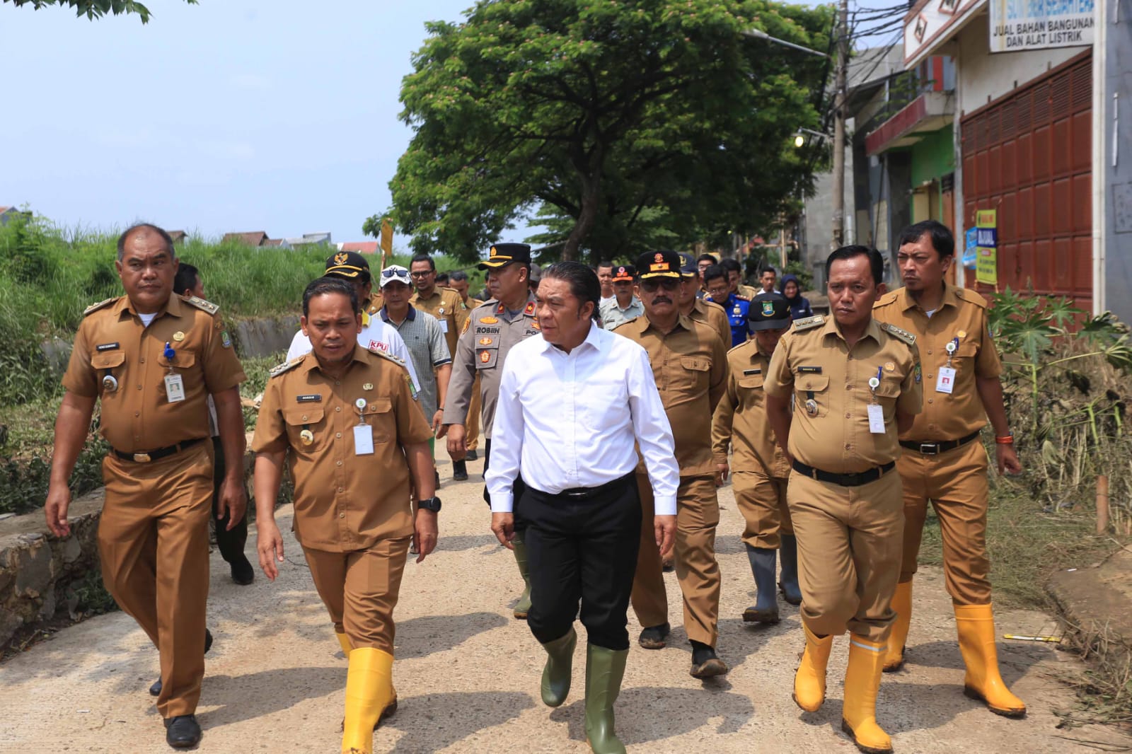 Pj Gubernur Banten Tinjau Lokasi Banjir di Perum Garden City Periuk.