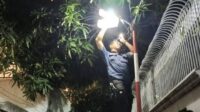 Kecamatan Larangan Lakukan Pemeliharaan Lampu Penerangan Lingkungan.